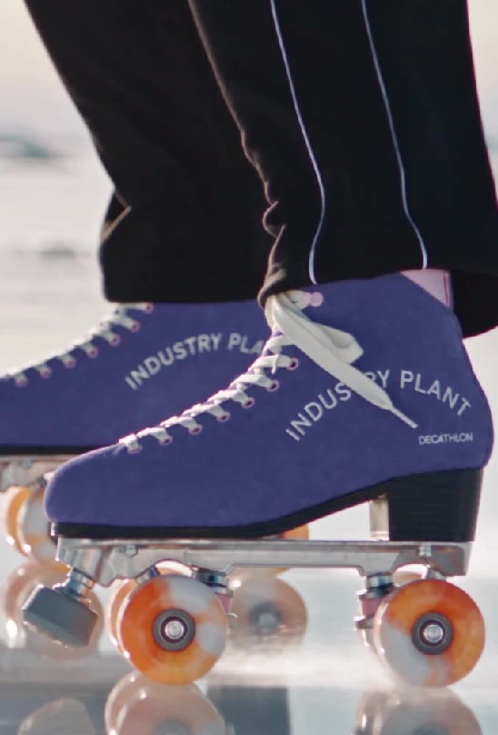 Gros plan de rollers violets sur la glace